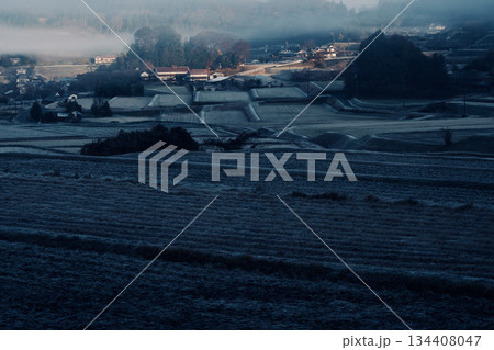 晩秋の比和三河内の棚田 朝霧 霜降るつなぐ棚田遺産 晩秋の比和三河内の棚田 朝霧 霜降るつなぐ棚田遺産 134408047