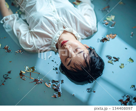 寝転ぶ女性 134408097