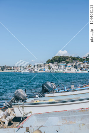 漁船が並ぶ港と青い海 神奈川県の海辺の漁師町の風景 134408115