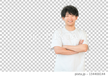 一位身穿超大號 T 卹、雙臂交叉的亞洲男士面帶微笑 134408144