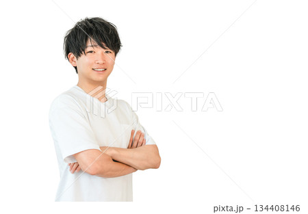 腕組みするオーバーサイズtシャツ姿の笑顔のアジア人男性 腕組みするオーバーサイズtシャツ姿の笑顔のアジア人男性 134408146