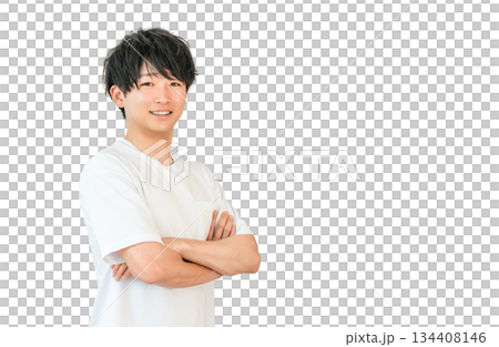 腕組みするオーバーサイズtシャツ姿の笑顔のアジア人男性 腕組みするオーバーサイズtシャツ姿の笑顔のアジア人男性 134408146