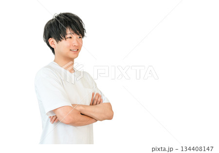 腕組みするオーバーサイズtシャツ姿の笑顔のアジア人男性 134408147