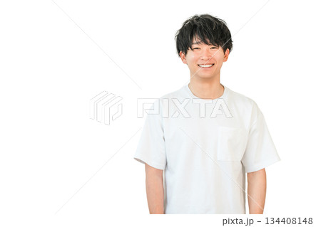 オーバーサイズtシャツ姿の笑顔のアジア人男性 オーバーサイズtシャツ姿の笑顔のアジア人男性 134408148