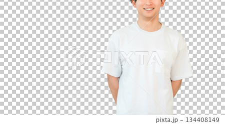 穿著超大號 T 恤的微笑亞洲男子 134408149