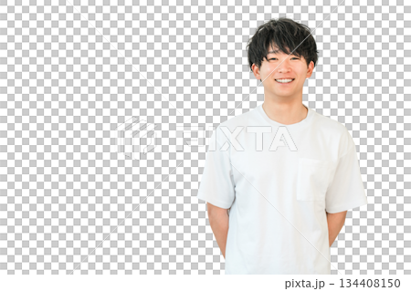 穿著超大號 T 恤的微笑亞洲男子 134408150