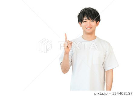 指差しするTシャツ姿の若いアジア人男性(ポイント,紹介,案内,ガイド,おすすめ,誘導) 指差しするTシャツ姿の若いアジア人男性(ポイント,紹介,案内,ガイド,おすすめ,誘導) 134408157