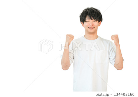 ガッツポーズするTシャツ姿の若いアジア人男性(やる気,期待,嬉しい,成功,元気,嬉しい,喜ぶ) ガッツポーズするTシャツ姿の若いアジア人男性(やる気,期待,嬉しい,成功,元気,嬉しい,喜ぶ) 134408160