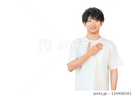 Tシャツ姿の笑顔の若いアジア人男性（誠実,信頼,真心,優しい,自信,誠意） 134408161