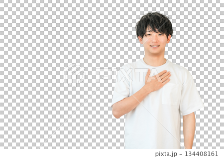 身穿 T 恤的微笑亞洲年輕男子（真誠、信任、真誠、善良、自信、真誠） 134408161