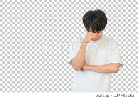 年輕的亞洲男子陷入困境（壓力、失敗、錯誤、震驚、沮喪）並抱頭 134408162