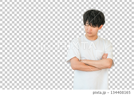腕組みをして考えるTシャツ姿の若いアジア人男性（悩み,悩む,検討,困る） 134408165