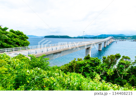 海に架かる角島大橋(山口県) 海に架かる角島大橋(山口県) 134408215