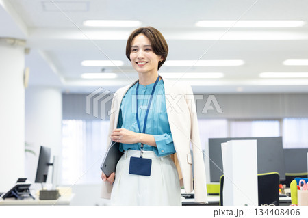 ビジネス パソコンを持っている女性 ビジネス パソコンを持っている女性 134408406