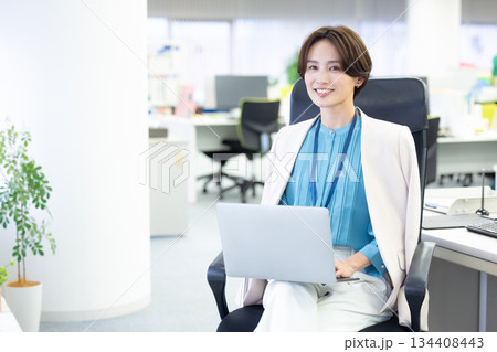 ビジネス　パソコンを見ている女性 134408443
