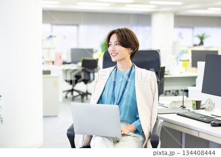 ビジネス　パソコンを見ている女性 134408444