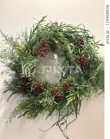 白い壁に飾られたナチュラルなクリスマスリース 134408636