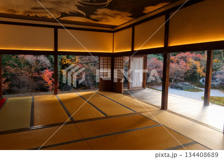 建仁寺の塔頭の再来院の紅葉 134408689