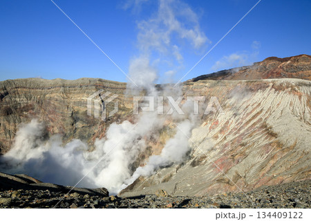 阿蘇山　阿蘇中岳噴煙を上げる火口 134409122