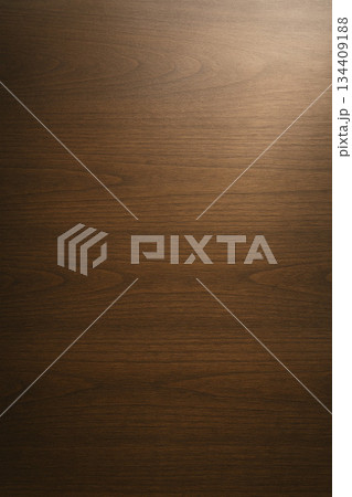 ダークブラウンの机背景 134409188