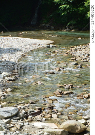 笛吹川の流れ（西沢渓谷入口駐車場 付近／山梨県山梨市三富川浦） 134409220