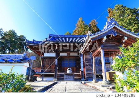 【京都府】晴天の西山善峯寺の薬師堂 【京都府】晴天の西山善峯寺の薬師堂 134409299