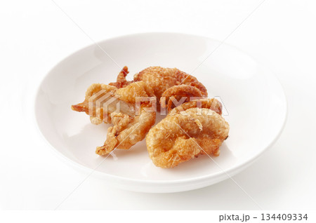 鶏皮のカリカリ揚げ 134409334
