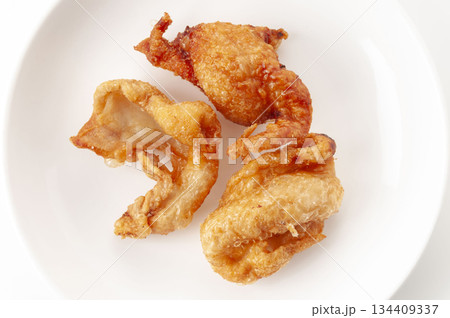 鶏皮のカリカリ揚げ 134409337