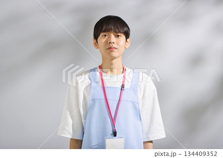 エプロンをした20代男性保育士 134409352
