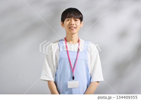 エプロンをした20代男性保育士 134409355