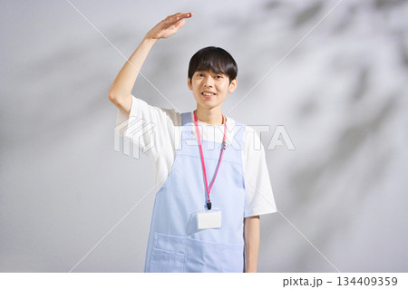 エプロンをした20代男性保育士 134409359