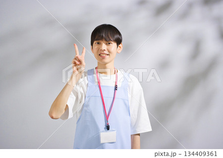 エプロンをした20代男性保育士 134409361
