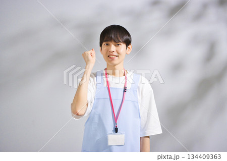 エプロンをした20代男性保育士 134409363