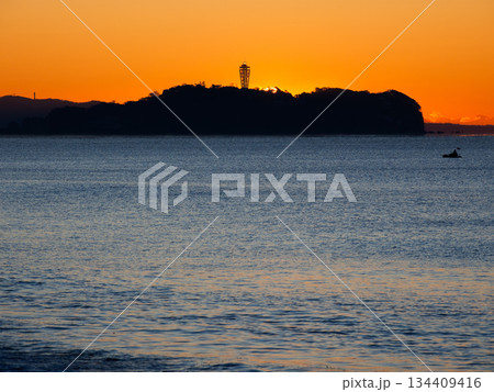 朝焼けに浮かぶ江ノ島のシルエット　静かな湘南の海 134409416