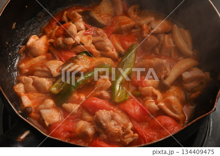 ラタトゥイユを煮込んでいる様子 134409475