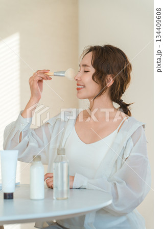 チークブラシ,フェイスブラシでメイクするアジア人女性 134409608