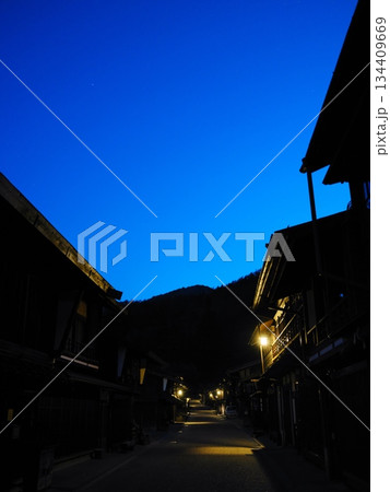夕暮れの奈良井宿の街並み 134409669
