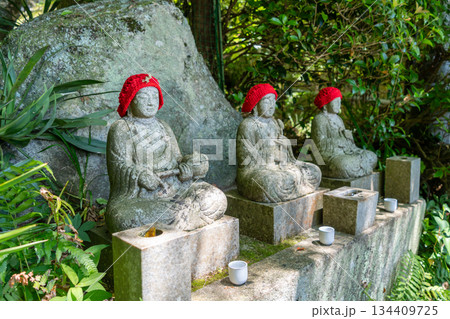 Jizo Bosatsu stone statues at Mitaki-Dera temple in Hiroshima, Japan Jizo Bosatsu stone statues at Mitaki-Dera temple in Hiroshima, Japan 134409725