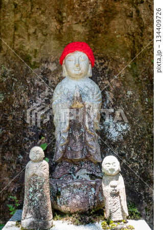 Jizo Bosatsu stone statues at Mitaki-Dera temple in Hiroshima, Japan Jizo Bosatsu stone statues at Mitaki-Dera temple in Hiroshima, Japan 134409726
