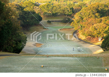 九州長崎市　オーシャンパレスゴルフクラブの凍てつく朝　一番スタート 134410020