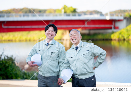 施工管理若手とベテラン 施工管理若手とベテラン 134410041