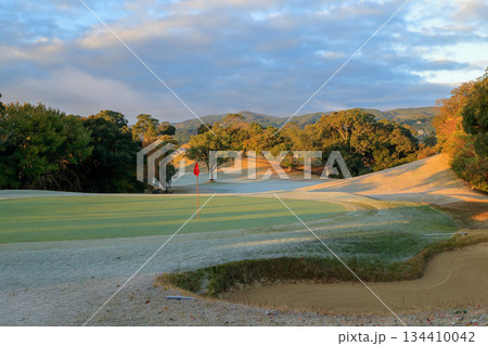 九州長崎市　オーシャンパレスゴルフクラブの凍てつく朝　一番スタート 134410042