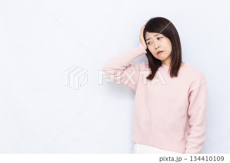 頭痛がつらい女性 134410109