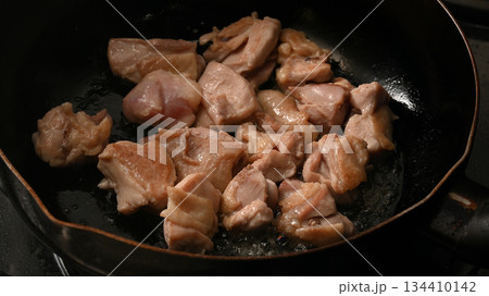 鶏もも肉を焼いている様子 鶏もも肉を焼いている様子 134410142