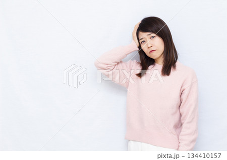 頭が痛い女性 134410157