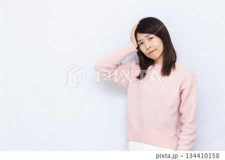 頭が痛い女性 134410158