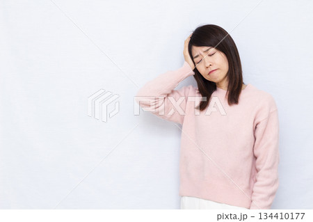 頭が痛い女性 134410177