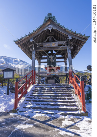 【縦写真】鬼押出し園の鐘楼堂(じょうろうどう) 【縦写真】鬼押出し園の鐘楼堂(じょうろうどう) 134410181