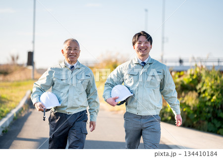 歩く若手とベテラン 134410184