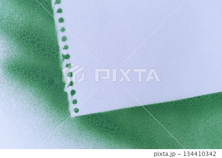 スプレー塗料の緑色の背景 スプレー塗料の緑色の背景 134410342